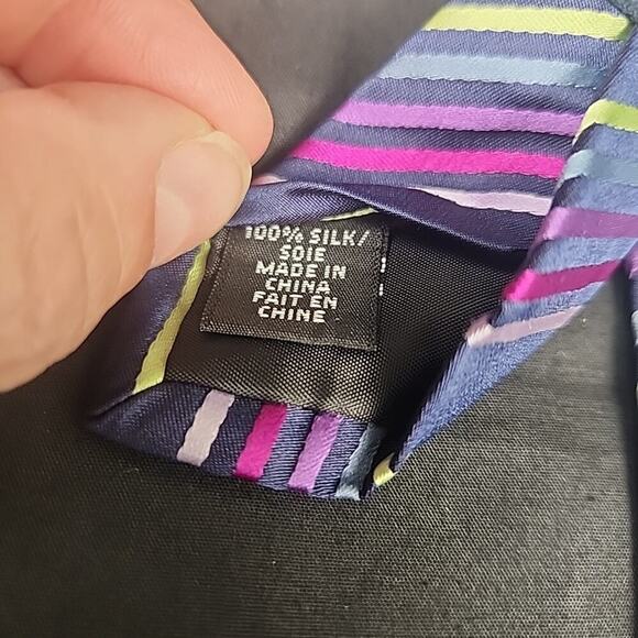 GEOFFREY BEENE 100% Silk Repp Tie Navy W/pink,plum,prpl,green 60" Long 3-7/8" W - Picture 4 of 5